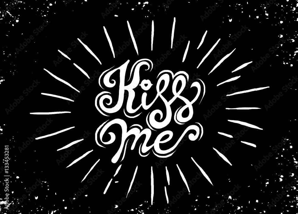 Plakat Kiss me. Hand lettering vintage quote with starburst. Modern Ca