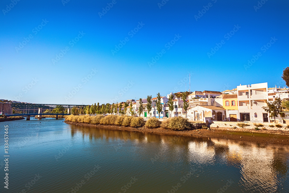 Bord du fleuve de Gilao, ville de Tavira, région d'Algarve, Portugal