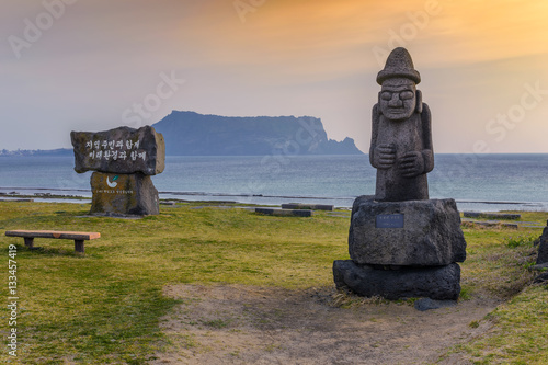 Obraz na płótnie Dol hareubang statue and Jeju-do Seongsan Ilchulbong, Jeju Island, South Korea w salonie