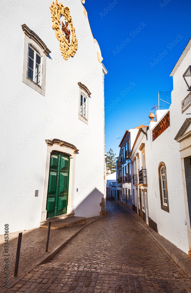 Ruelle pavée de la ville de Tavira, région d'Algarve, Portugal