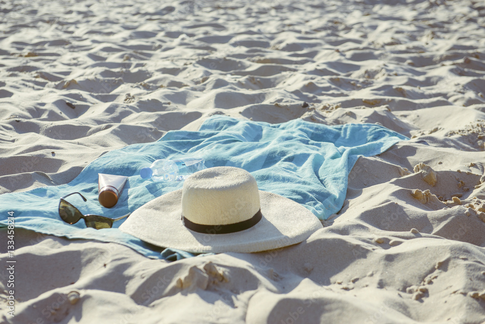 Obraz premium beach background with hat and towel