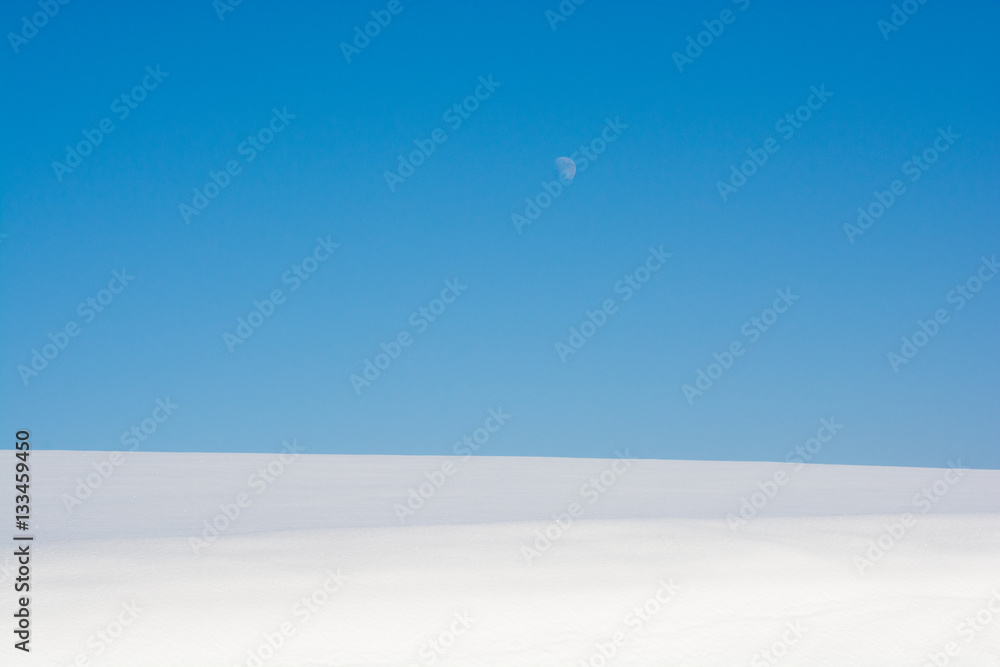 雪原と青空と月