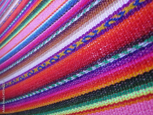 zoom de textura hamaca peruana a rayas en colores rosados con pequeña curvatura