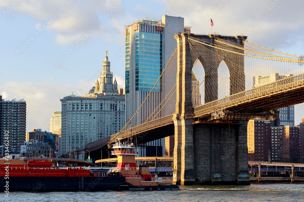 Fototapeta premium Most Brookliński z pejzażem miejskim w tle