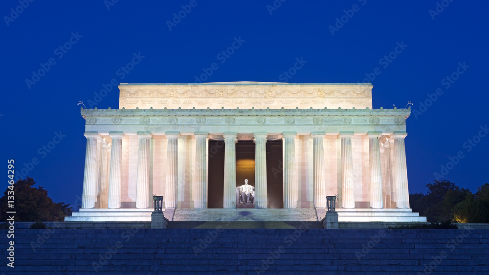 Naklejka premium Pomnik Lincolna w National Mall w Waszyngtonie. Lincoln Memorial na niebieskim tle nieba w zmierzchu.