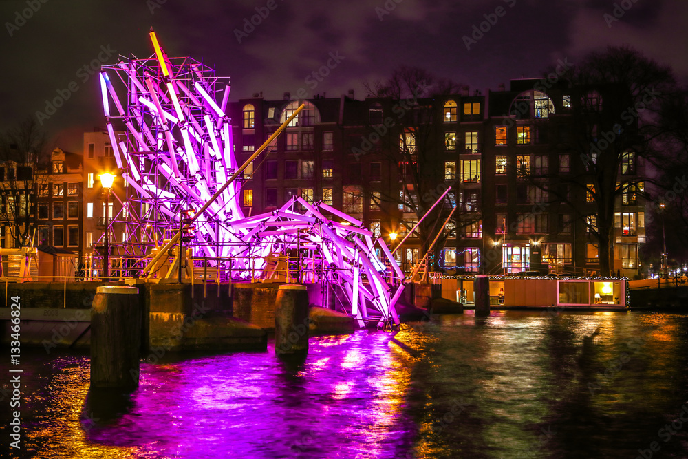 Fototapeta premium Amsterdam, Holandia - 12 stycznia 2017: Instalacje świetlne na nocnych kanałach Amsterdamu w ramach Festiwalu Światła. 12 stycznia 2017 r. W Amsterdamie - Holandia.