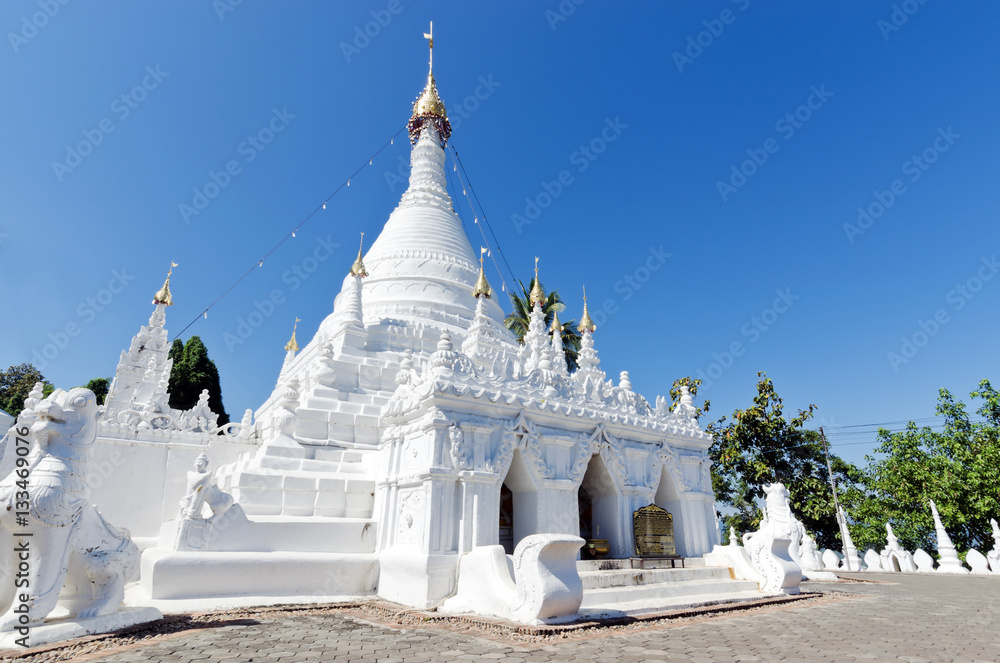 White buddha pagoda temple in Wat Pra Tard Doi Kong Mu temple wi - obrazy, fototapety, plakaty 