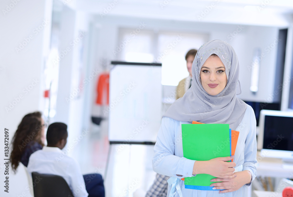 Obraz premium Arabic business woman working in team with her colleagues at startup office