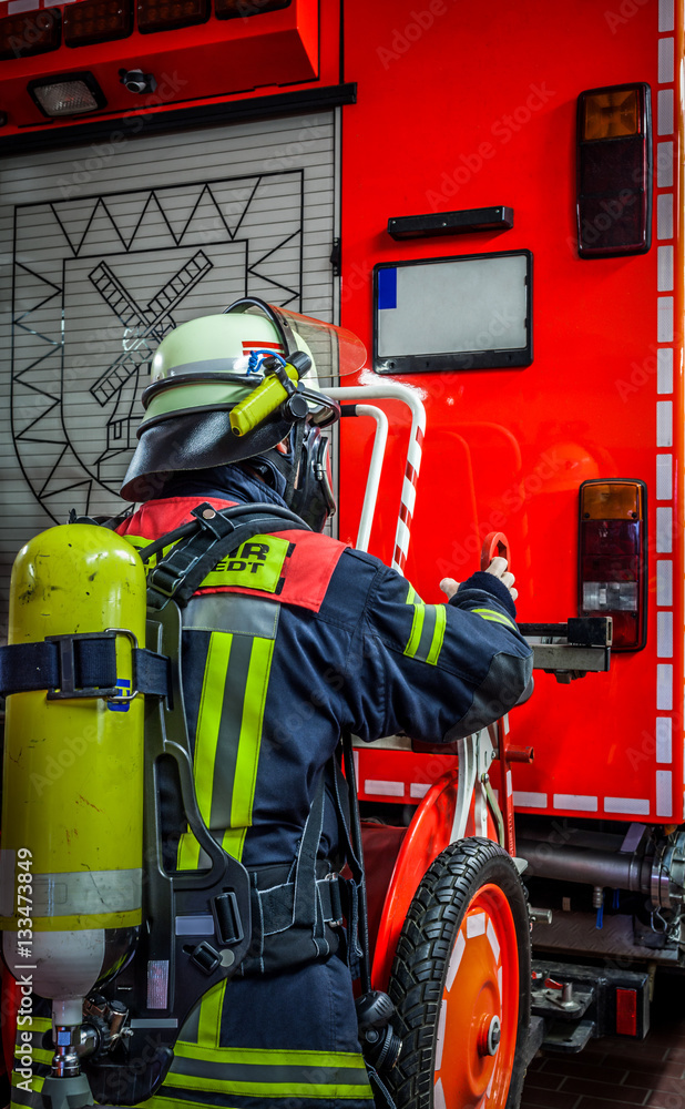 Fototapeta premium HDR - Feuerwehrmann im Einsatz mit Atemschutzmaske