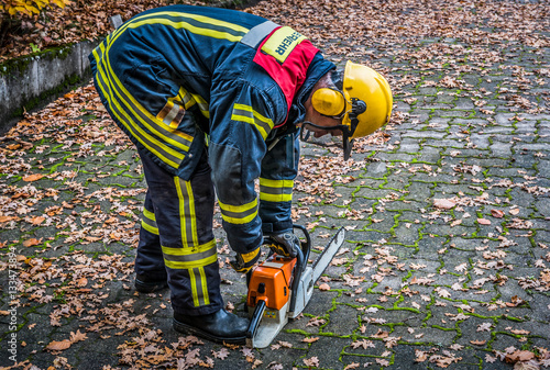 HDR - Feuerwehrmann im Einsatz mit Kettensäge