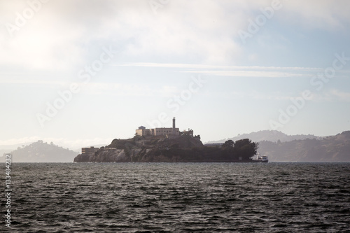 Die Gefängnisinsel Alcatraz in der Buch von San Francisco, Kalifornien, USA.