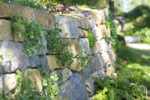 Natursteinmauer im Garten | Gartengestaltung  photo
