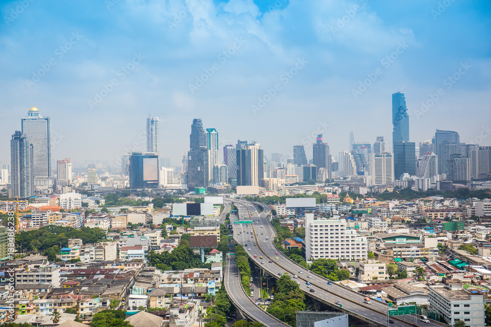 Obraz premium Widok nieba Krajobraz budynku miasta bangkok, droga ekspresowa, autostrada z chmurą i błękitne niebo, Tajlandia