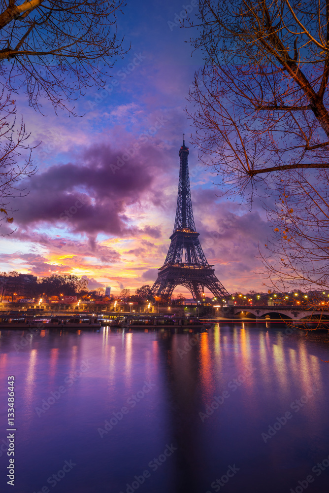 Obraz premium The Eiffel tower at sunrise in Paris