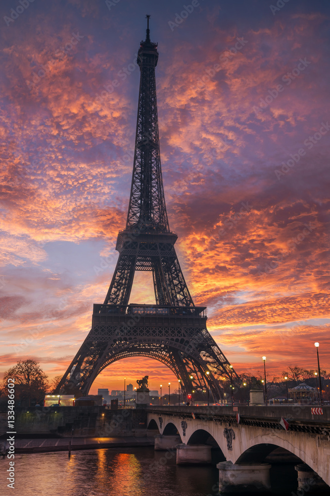 The Eiffel tower at sunrise in Paris - obrazy, fototapety, plakaty 