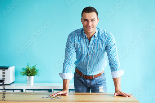 Valokuva Happy man leaning on a table