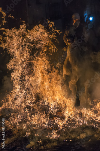 Caballos saltando hogueras de fuego en la noche de las luminarias para celebrar el d  a de San Ant  n  patr  n de los animales en el pueblo de San  bartolom   de Pinares en Espa  a
