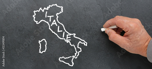 Carte de l'Italie à la craie sur ardoise