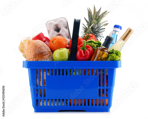 Foto Plastic shopping basket with assorted grocery products