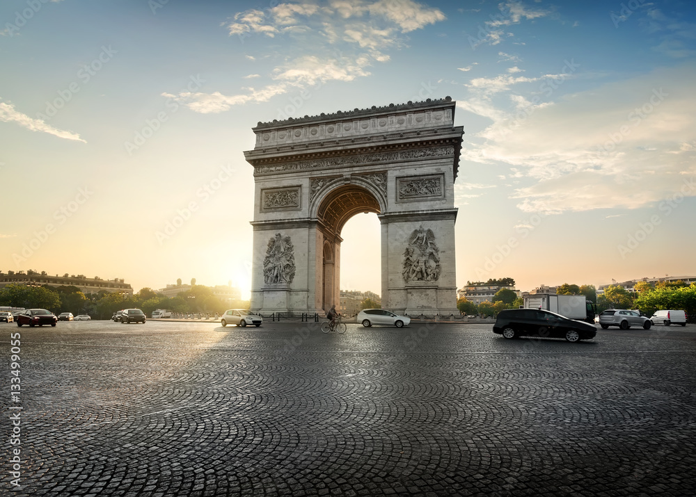 Fototapeta premium Traffic near Arc de Triomphe