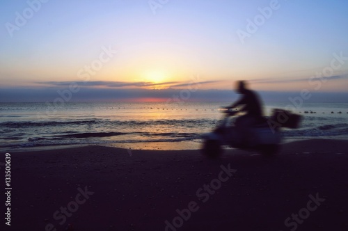 Rollerfahrer am Strand  © markus