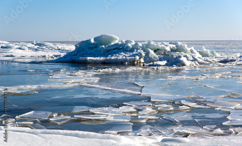 Canvas Print Spring melting ice  hummocks on the Baltic Sea