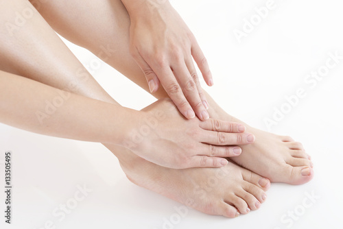 女性の手と足