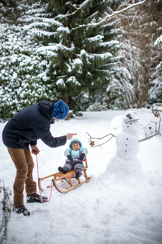 Papa zeigt seinem sohn den schneemann