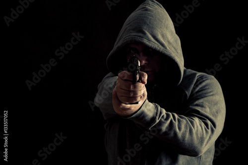 Tableau sur toile Thug in hoodie points gun