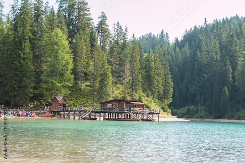 La famosa palafitta sul Lago di Braies, Pragser Wildsee, Bolzano, Trentino Adige, Italia