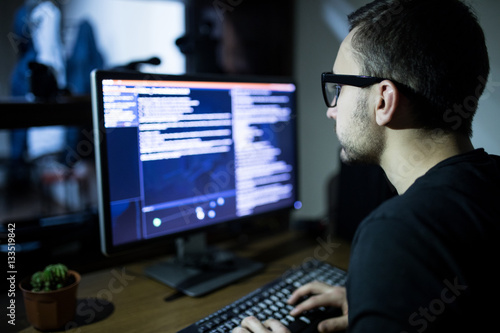Foto Hacker attack the server in the dark