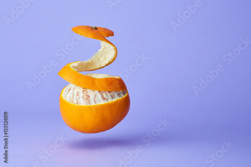 arancia sospesa con buccia alzata photo