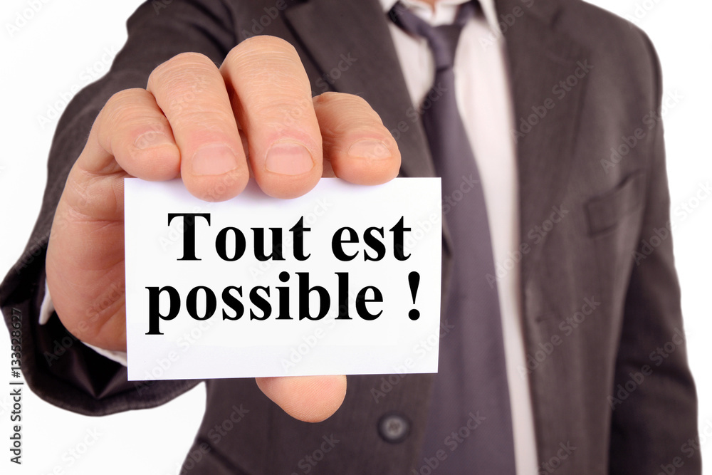 Homme tenant une carte avec tout est possible écrit dessus Homme tenant une carte avec tout est possible écrit dessus