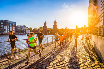 Sierkussen Joggen Joggers in stad bij zonsondergang  © JFL Photography