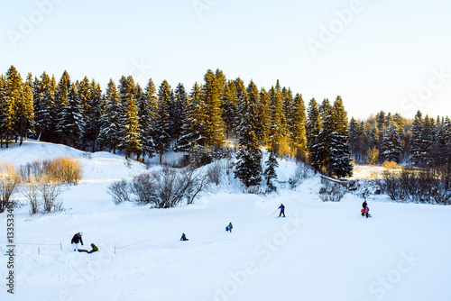 люди катаются с гор зимой