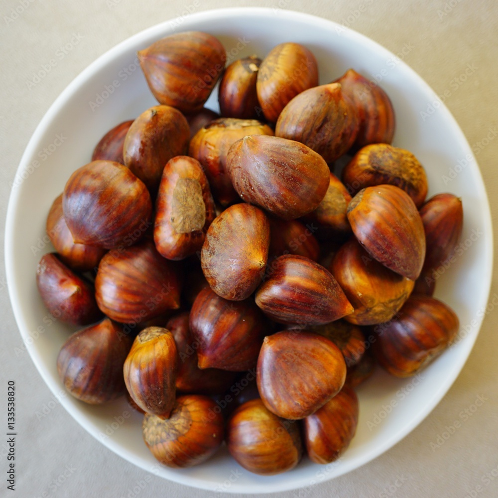 Obraz premium Bowl of fresh Italian chestnuts in the shell in winter
