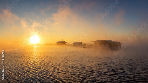 утренний пейзаж на озере с рыбацкими домиками в тумане, Россия, Урал © 7ynp100