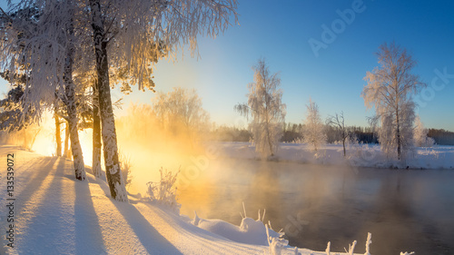 зимний утренний пейзаж с туманом на берегу реки и лесом, Россия, Урал