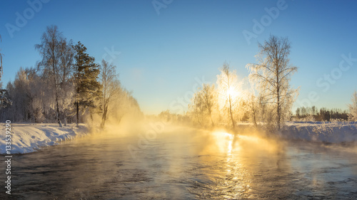 зимний утренний пейзаж с туманом на берегу реки и лесом, Россия, Урал © 7ynp100