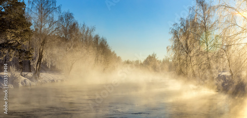зимний утренний пейзаж с туманом на берегу реки и лесом, Россия, Урал © 7ynp100