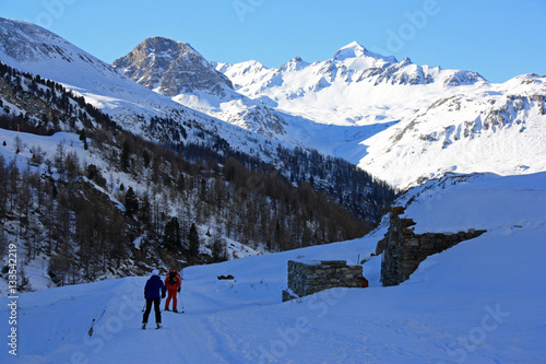 Ski de randonnée dans la vallée de Val-d'Isère en Savoie, France photo