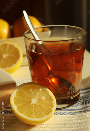 Bicchiere di tè con limone