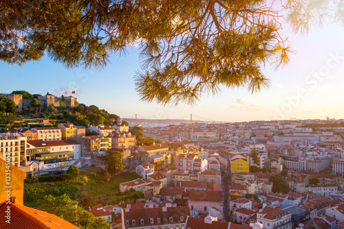 Blick über Lissabon, die Haupstadt Portugals bei Sonnenuntergang. photo