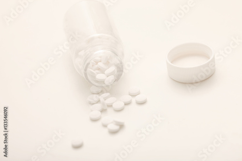  Tabletten auf den Tisch