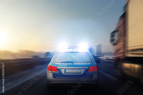 Polizeiauto auf der Autobahn
