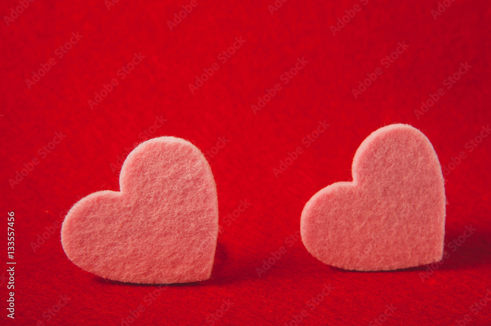 Obraz premium pink felt hearts on red background, valentine's day