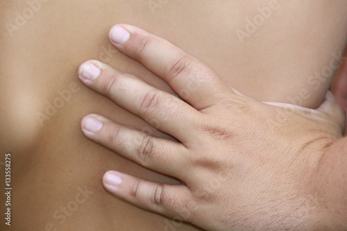 Fisioterapia primer plano de mano en espalda infantil