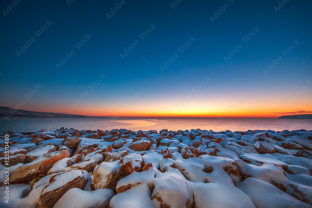 Obraz premium Early morning with snow covered stones