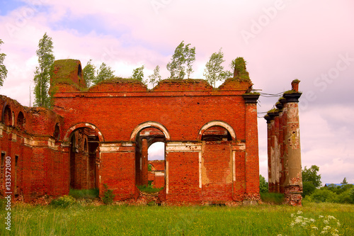 Canvas-taulu Majestic Ruins of stables and headquarters of hussars
