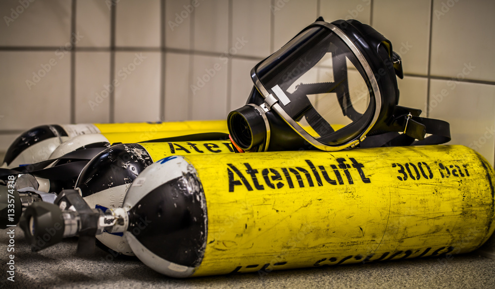 Obraz premium HDR - Feuerwehr Sauerstoffflasche mit Atemschutzmaske